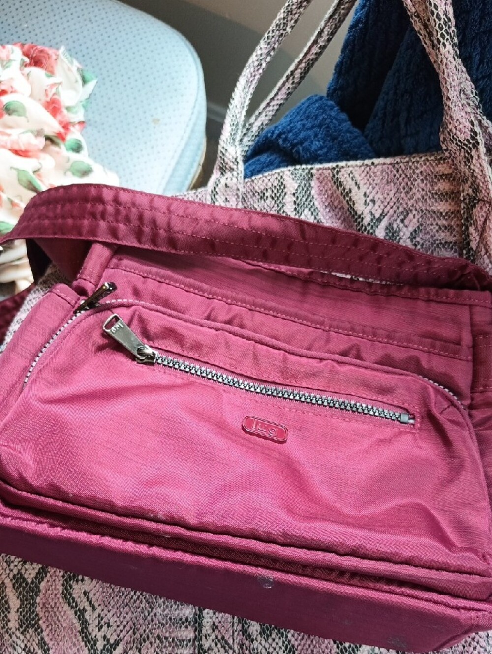 Lot Of 3 - Woven š¤/Gold Purse, B/W Leather Clutch, BCBG Pink/š¤ š-Skin Tote - Picture 8 of 15